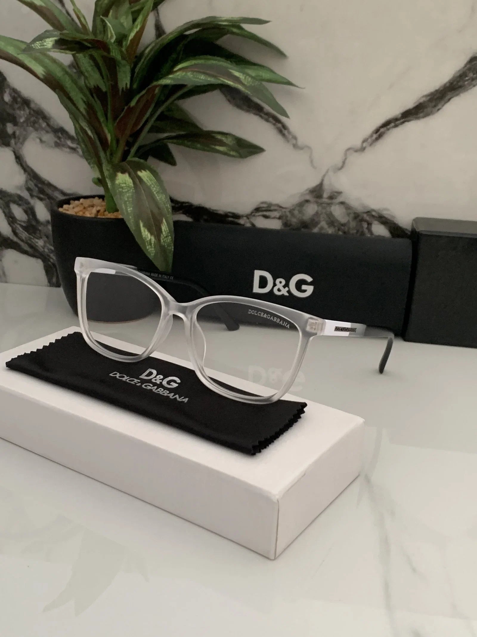 Branded D_&G White Sunglasses (With Original Kit)