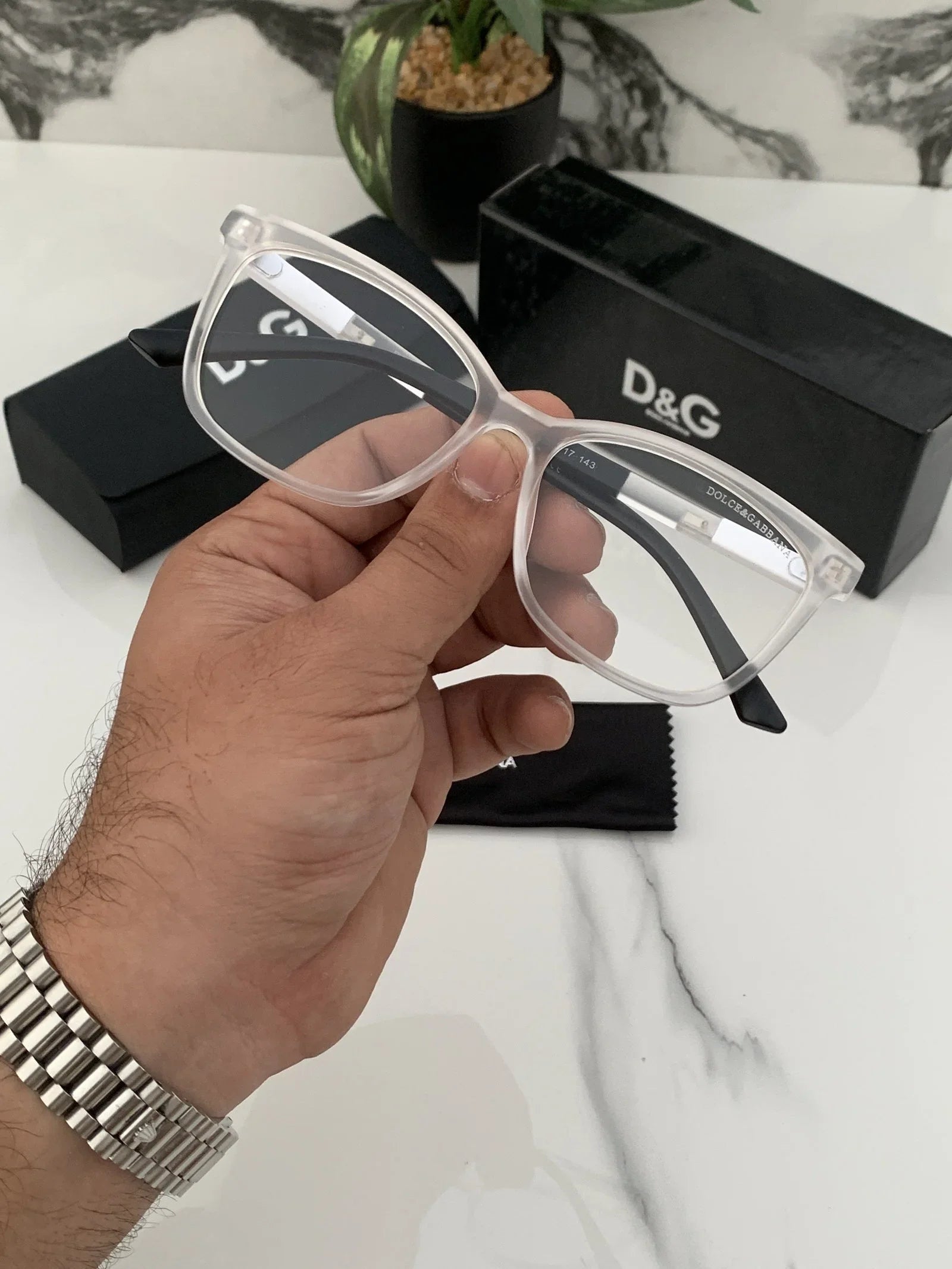 Branded D_&G White Sunglasses (With Original Kit)